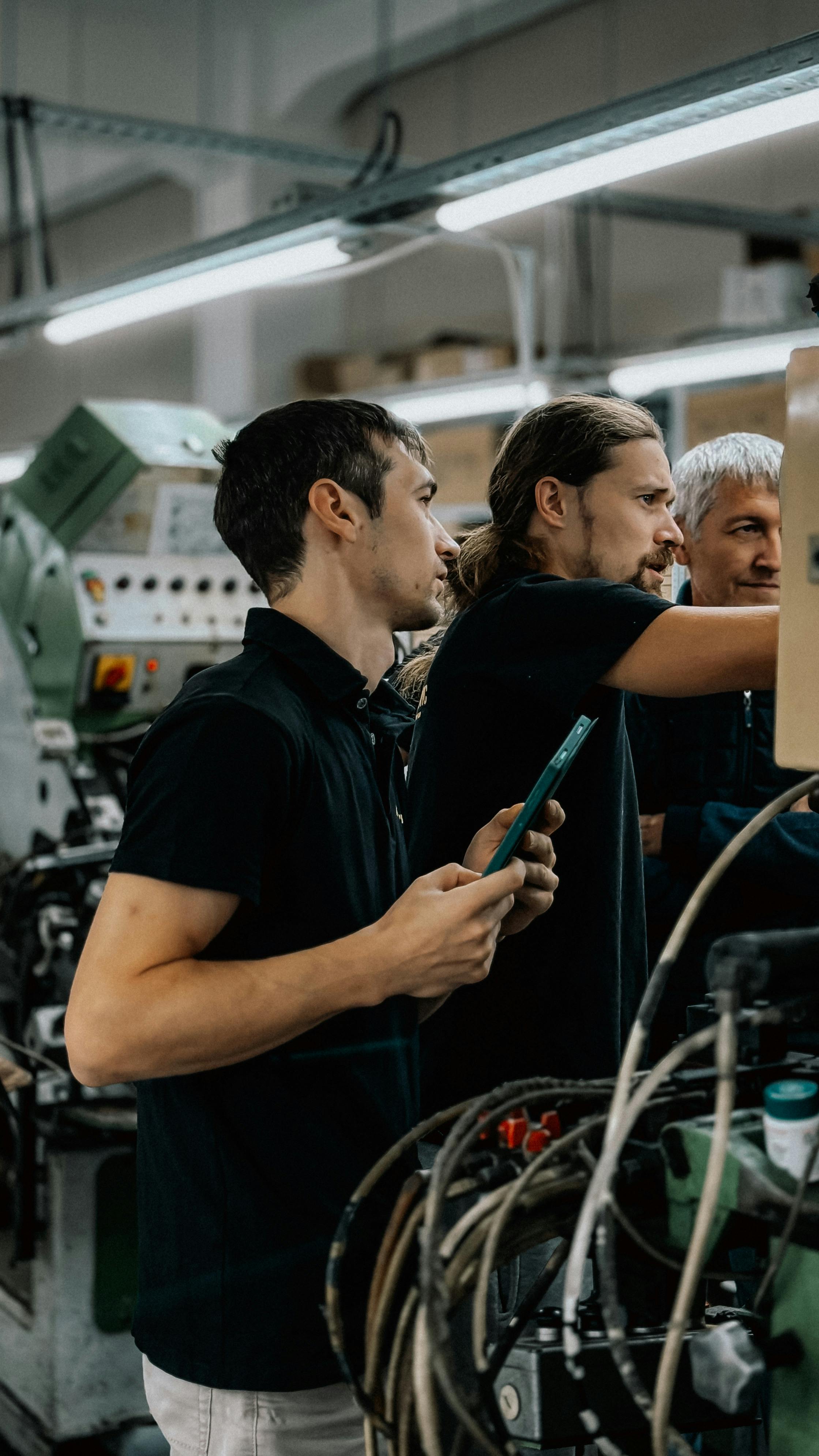 Inżynierowie ASMEK przy pracy — hala produkcyjna
